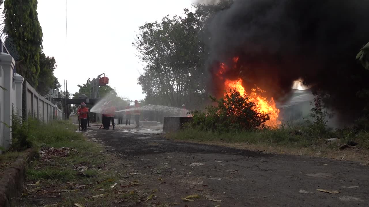 정장을 입은 소방관 오렌지 소화 기름 수영장 사고로 인한 기름 유출