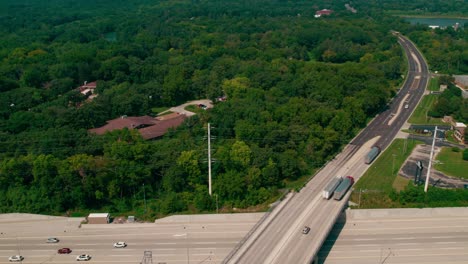 Zwei-Rote-Sattelschlepper-Und-Anhänger-Biegen-Rechts-An-Einer-Roten-Ampel-Ab