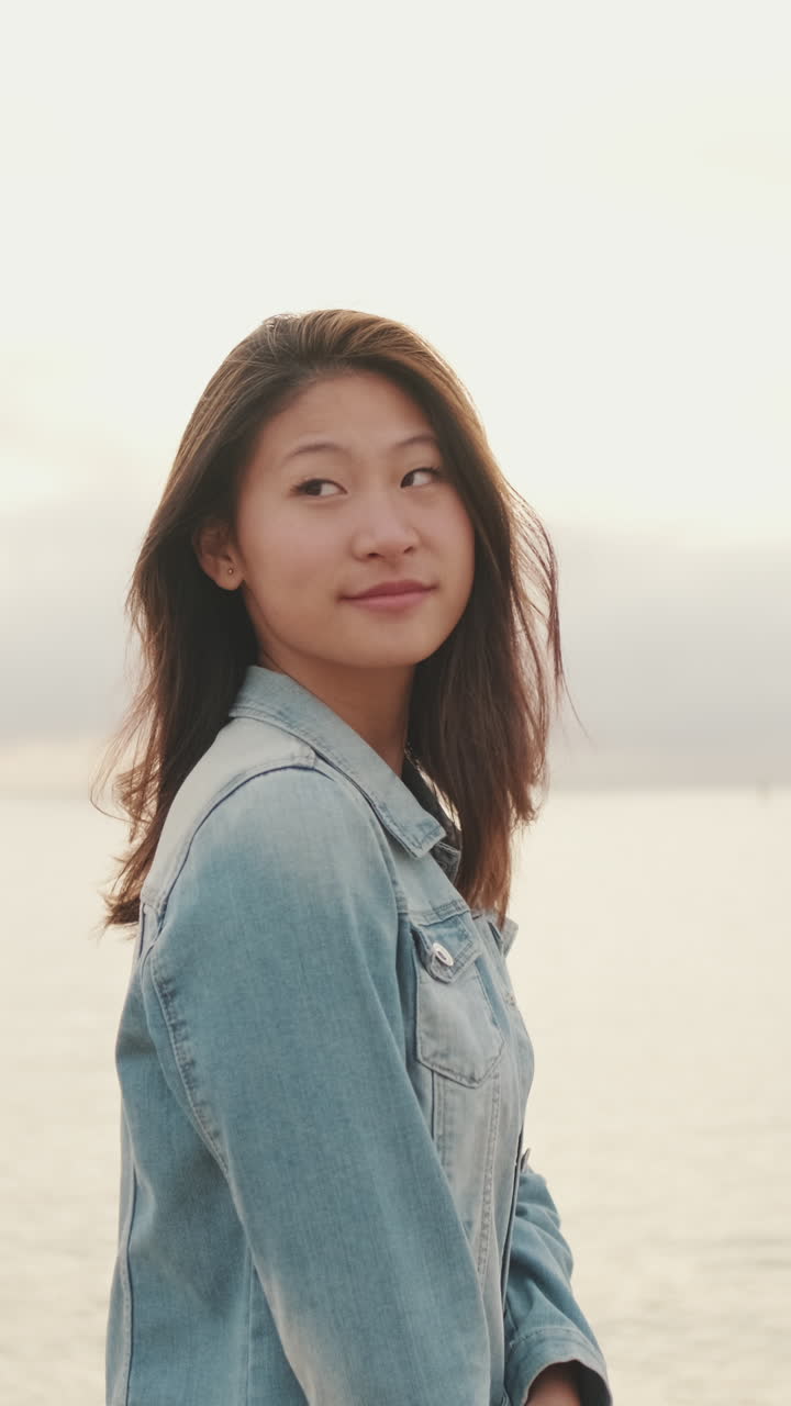 Potret Wanita Muda dengan Jaket Denim