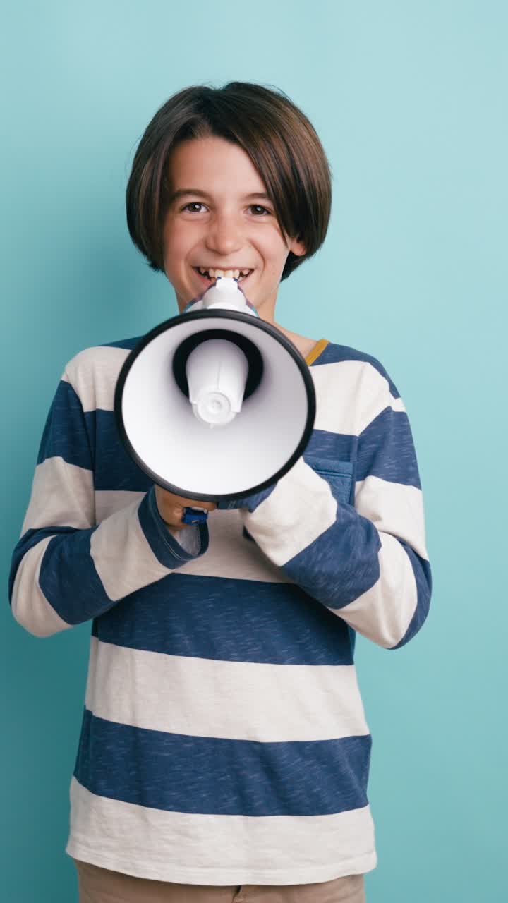Jovem Menino Feliz Gritando em um Megafone