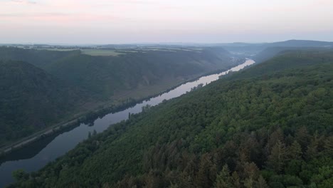 Vista-Aérea-Sobre-El-Río-Moselle-Y-Las-Verdes-Colinas-Cerca-De-La-Ciudad-De-Klotten-En-Alemania