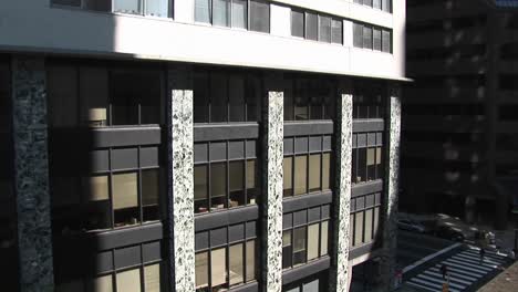 una mirada de zoom al exterior de un edificio de oficinas bastante aburrido