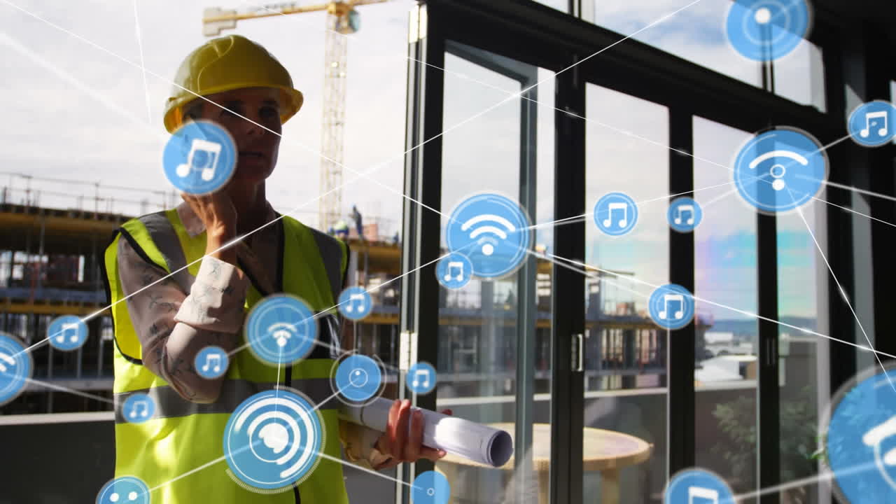 animación de una red de conexiones con iconos sobre una arquitecta usando un teléfono inteligente