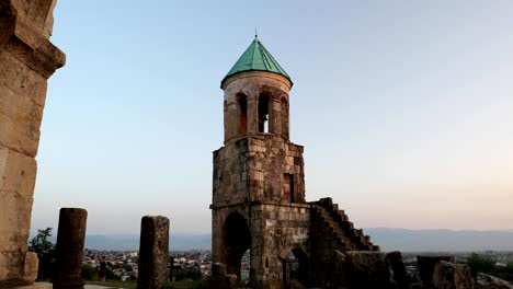 kutaisi, georgia. viejas paredes de la catedral de bagrati. sitio del patrimonio mundial de la unesco. famoso punto de referencia, obra maestra de la arquitectura georgiana medieval