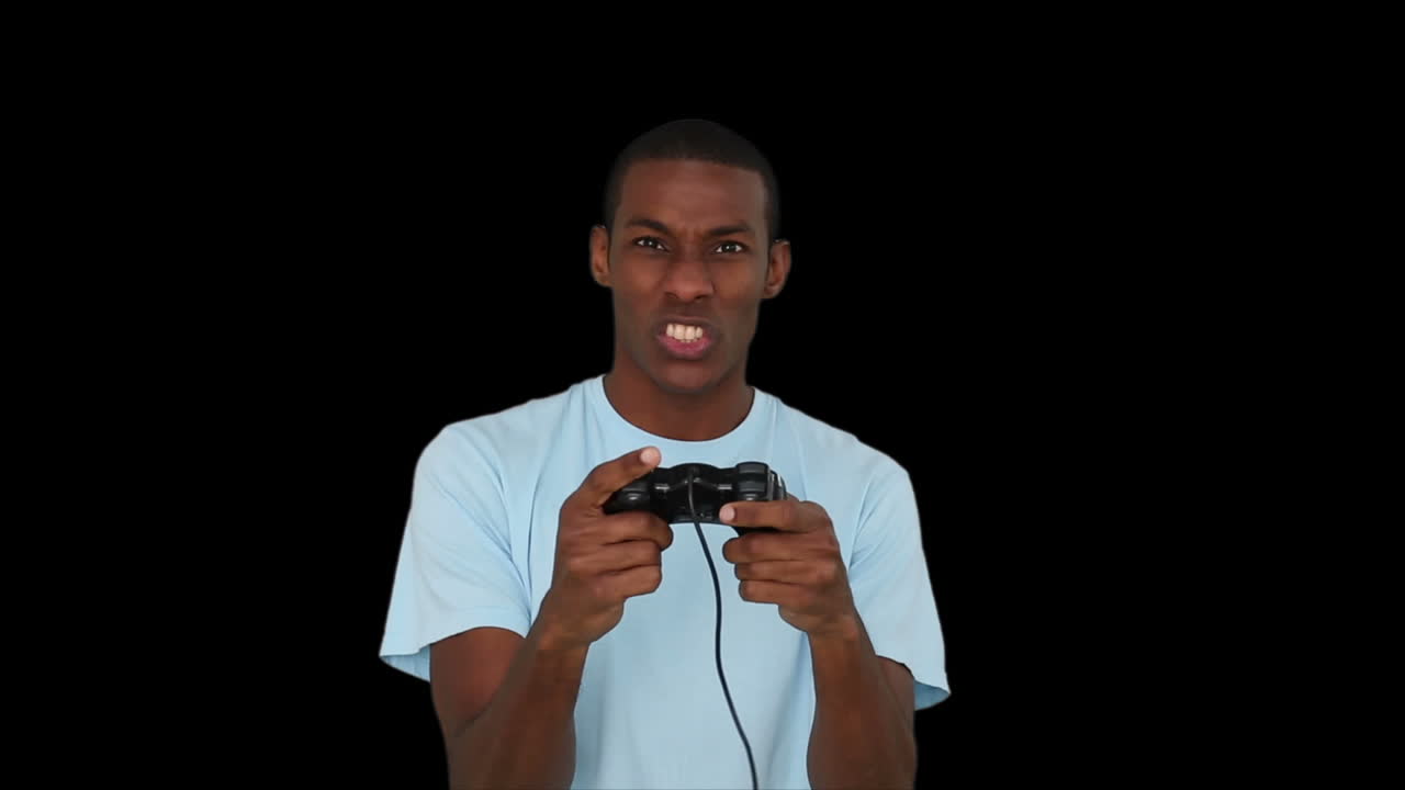 un joven casual jugando a videojuegos.