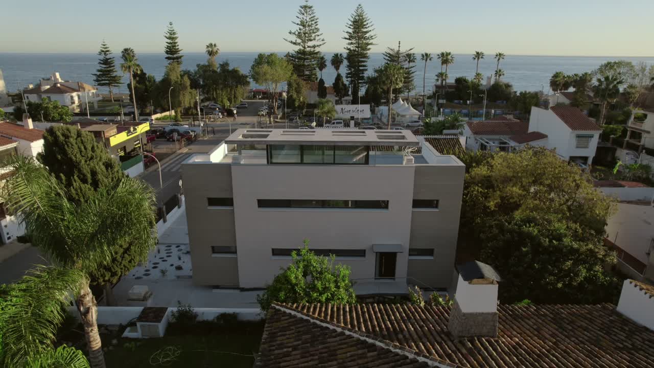 residencia contemporánea situada en rincón de la victoria, una ciudad dentro de la provincia de málaga, parte de la comunidad autónoma de andalucía en el sur de españa