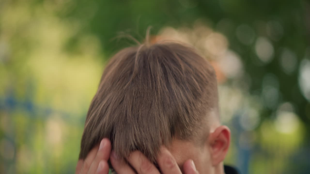 미팅 전에 머리를 정리하는 남자, 남자는 프로페셔널한 모습을 위해 공원에서 신중하게 용모를 가꿨어요. 한 남자가 공식적인 논의를 앞두고 자신의 외모를 꼼꼼하게 준비하고 다듬고 있어요.