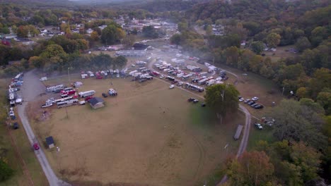 aerial establishing shot van de bbq championships gebied in lynchburg, tn met veel rook