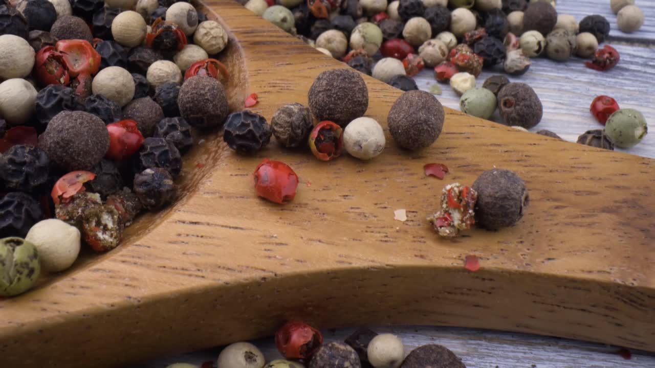 granos de pimienta mezclados en macro. granos de pimienta mezclados en seco en macro