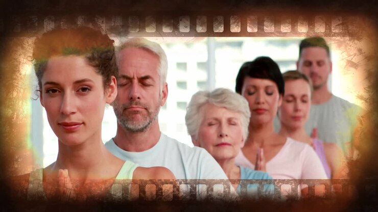 Mediterer i yogaklasse, forskelligartet gruppe med et overlay af filmstrimmel-animation.