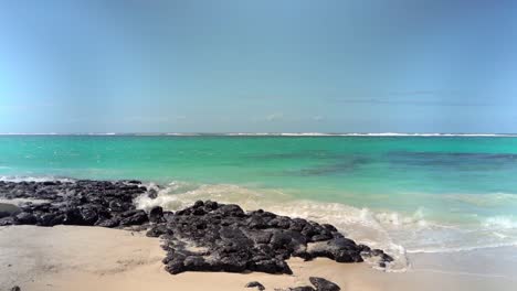 playa pública de palmar con mar cristalino