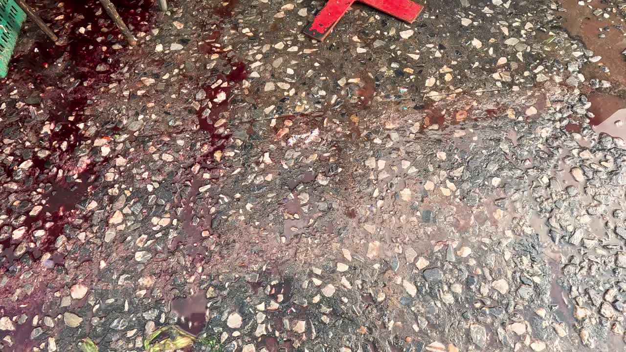 постепенная очистка улицы, запятнанной кровью.