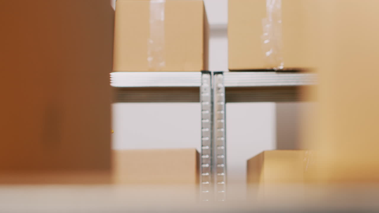 창고 직원이 재고를 확인하고 있습니다.