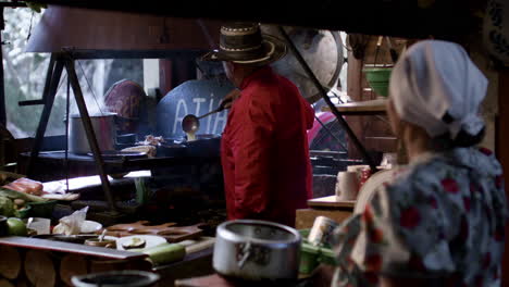 personas que trabajan en un restaurante