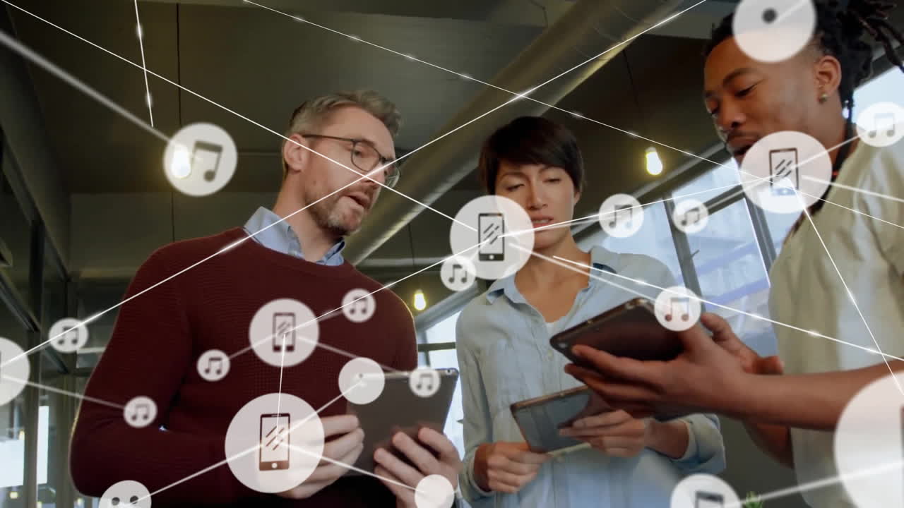 사무실에서 다양한 사업가들과의 아이콘과의 연결 네트워크의 애니메이션