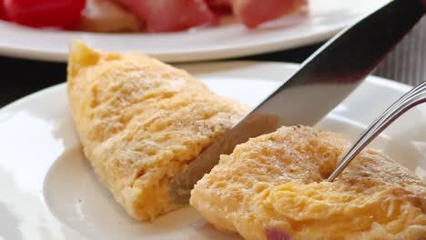 cortar en una tortilla esponjosa en un plato