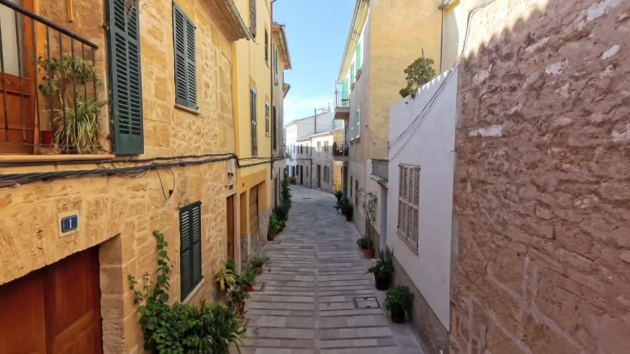 Passeggiando per una strada ad Alcudia a Maiorca, Spagna