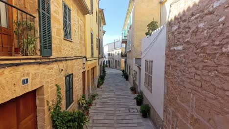 Caminando-Por-Una-Calle-En-Alcudia,-Mallorca,-España.