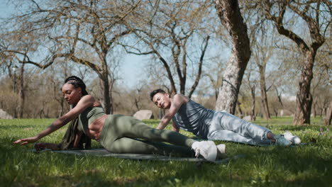 personas que hacen deportes en el bosque