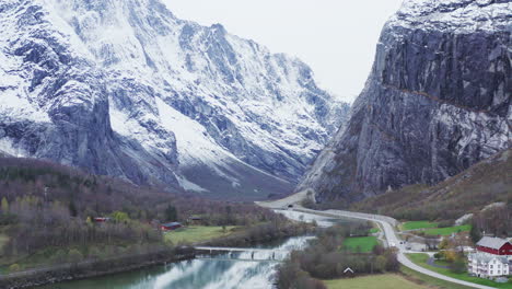 Impresionantes-Vistas-De-La-Montaña-Trollveggen-Y-El-Paisaje-Forestal-En-Noruega---Toma-Aérea