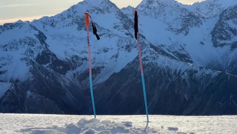 Dos-Bastones-De-Esquí-De-Pie-En-La-Nieve