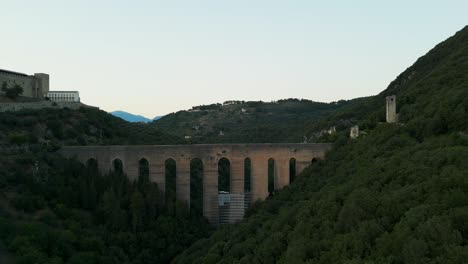 vista aérea del puente de las torres, un puente arqueado en spoleto.