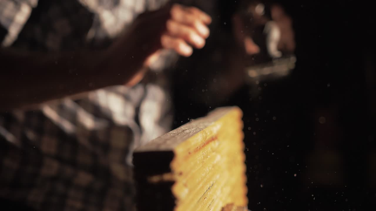 el carpintero limpia el aserrín antes de cepillar a mano la madera de pino