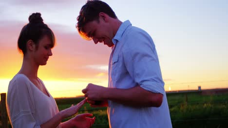 Hombre-Dando-Anillo-De-Compromiso-A-Mujer-En-El-Campo