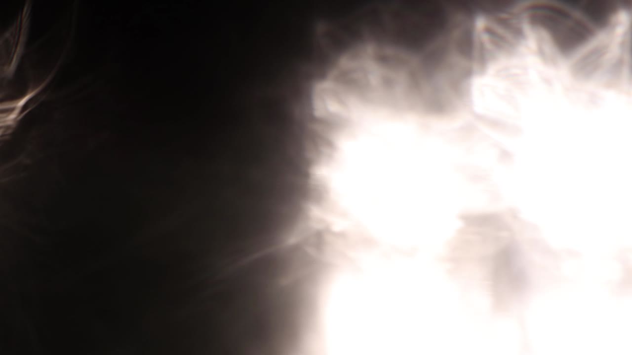 유리 위의 물방울에서 큰 색 환상적인 반사입니다.