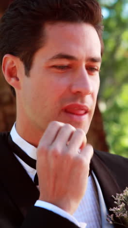 novio nervioso esperando a su novia