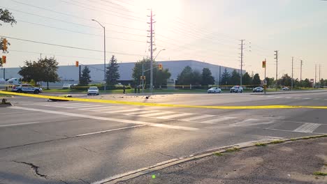 Cintas-De-Barricada-Amarilla-De-La-Policía-En-La-Calle-Durante-Un-Accidente-Automovilístico-En-La-Intersección-En-Brampton,-Canadá