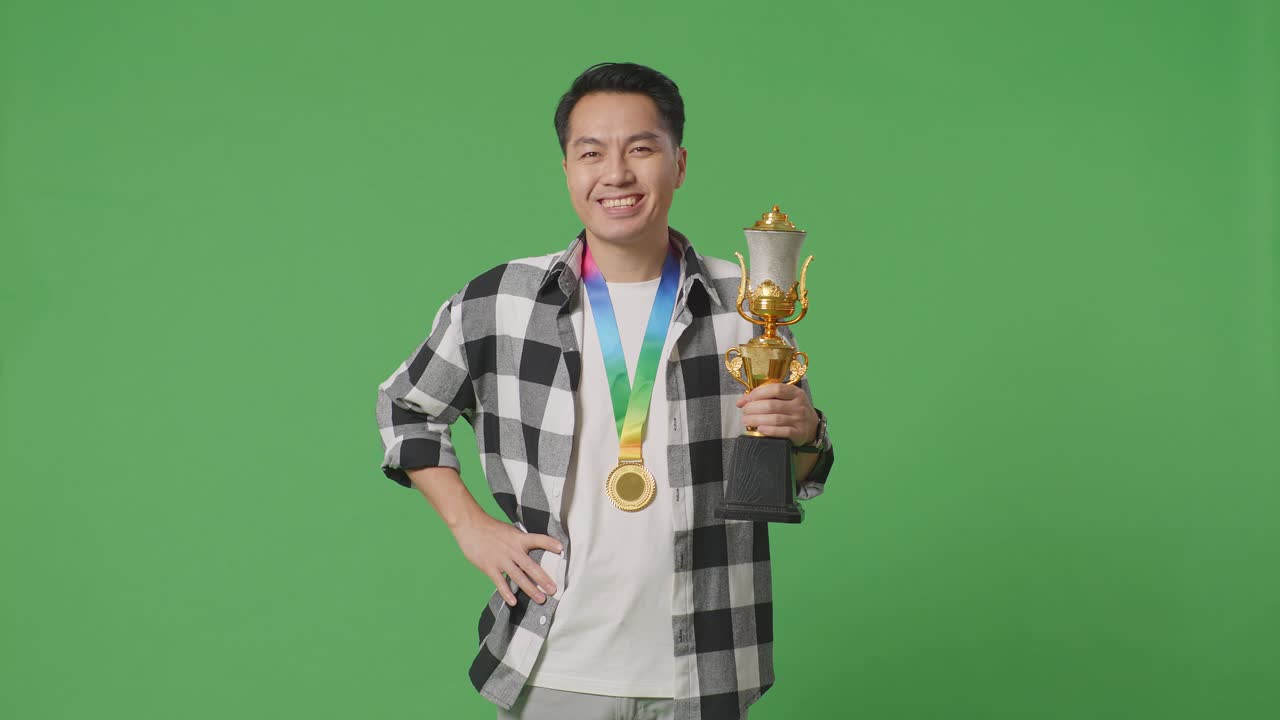 트로피 와 메달 을 들고 있는 사람