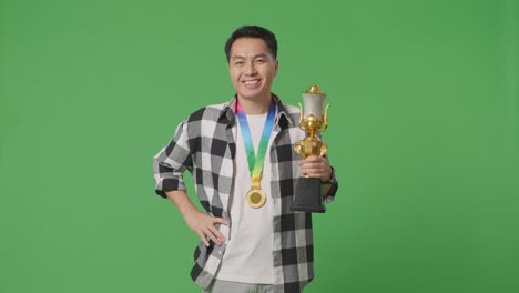트로피 와 메달 을 들고 있는 사람