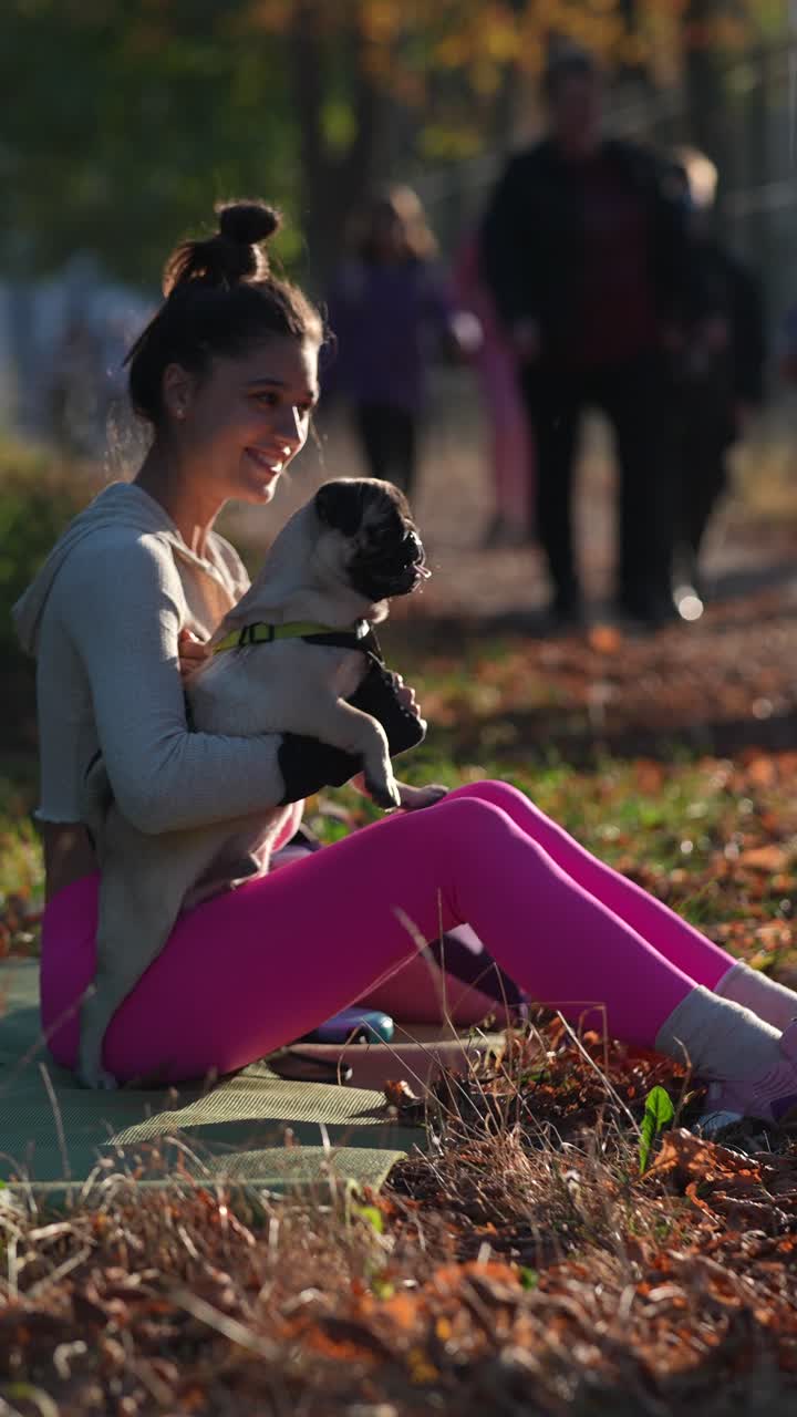 con una mujer en el parque