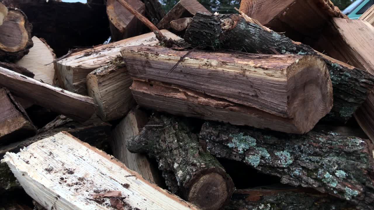 Left to right pan of an unstacked firewood pile