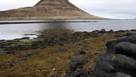 Islandberg-Vor-Einer-Bucht-In-Zeitlupe