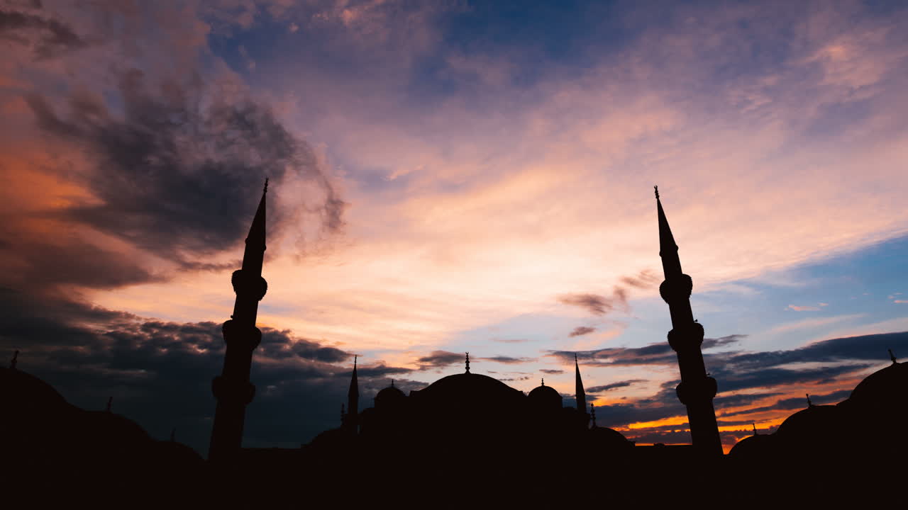 Silhouette della moschea al tramonto