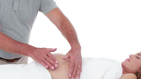 mujer embarazada que recibe terapia alternativa