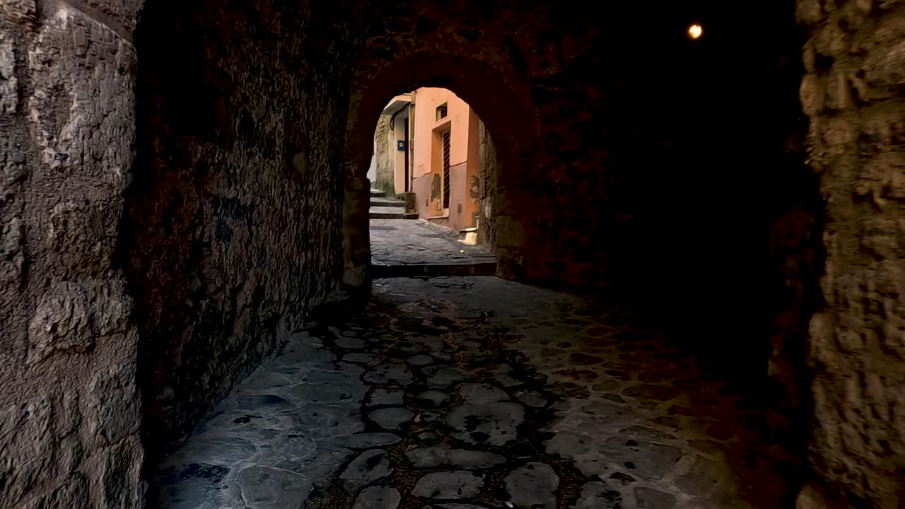 caminando a través de un antiguo arco a una calle vibrante
