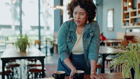 Cansado,-Dolor-De-Cabeza-Y-Mujer-Barista-En-Una-Cafetería.