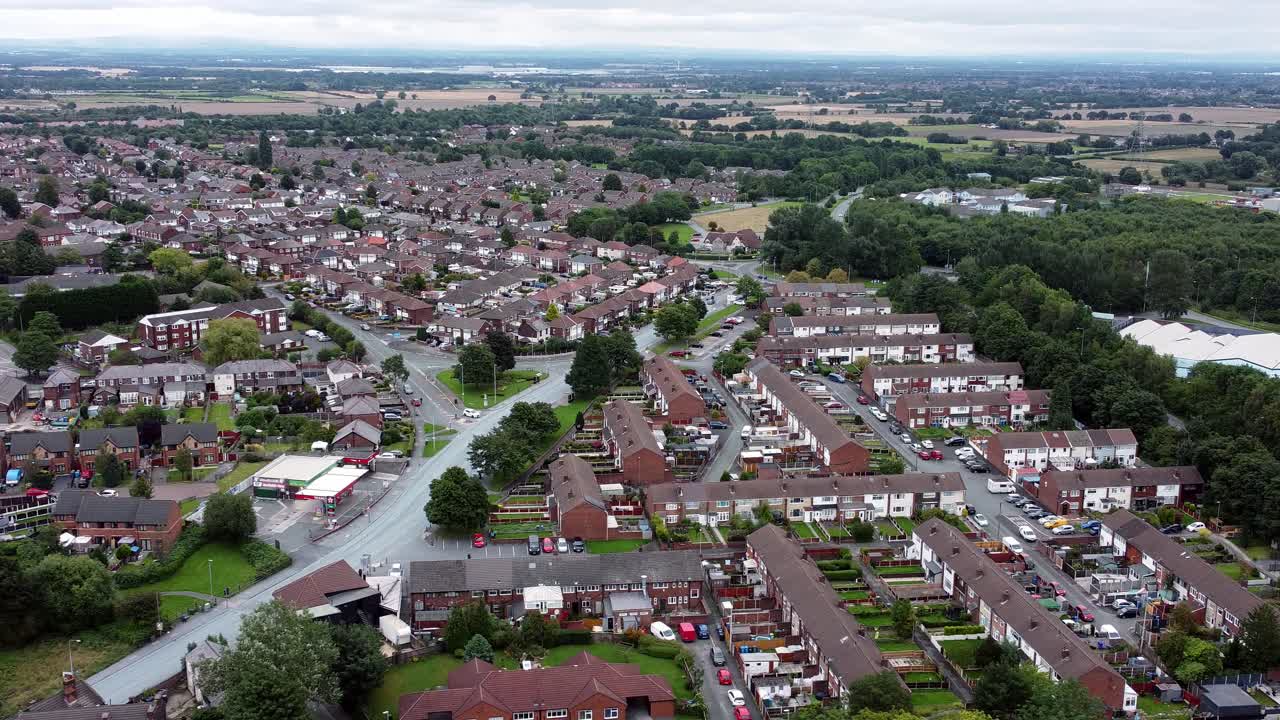 vista aérea del barrio residencial industrial británico a través de la central eléctrica casas y calles suburbanas se elevan a la izquierda