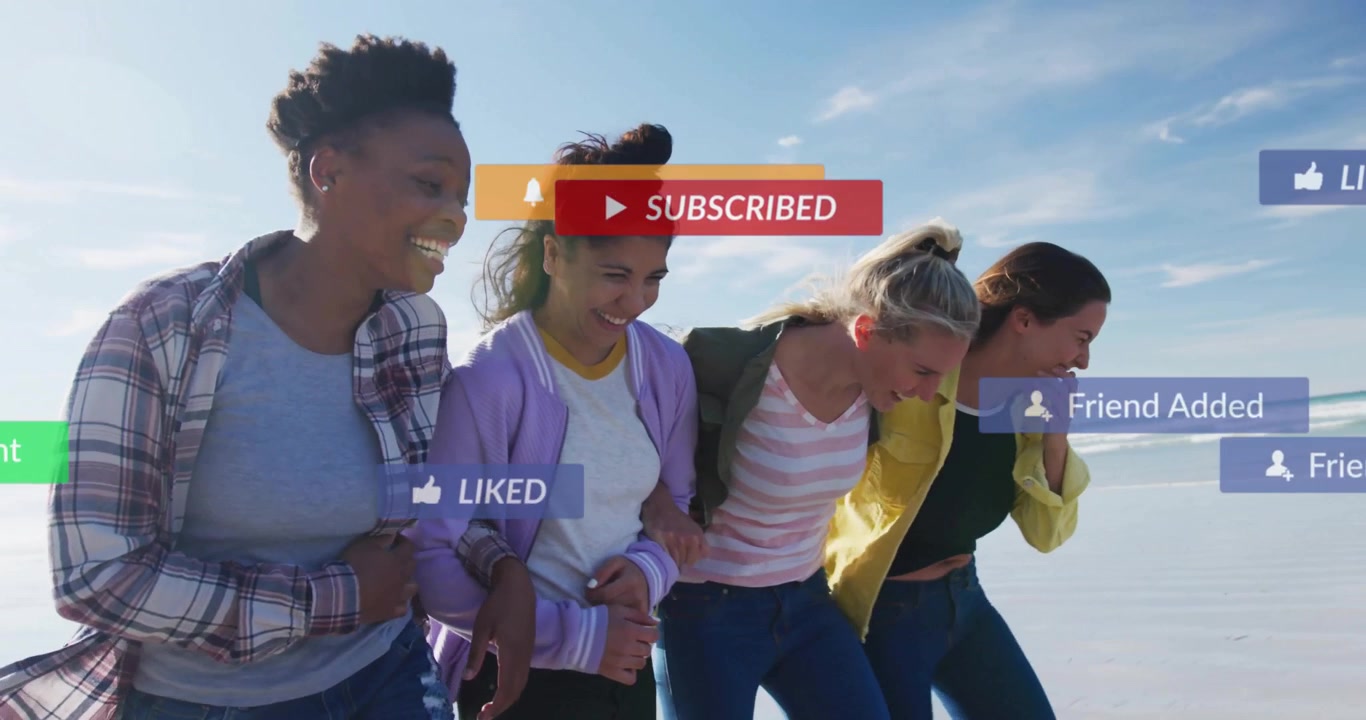 CTA di marketing sui social media che appaiono, si aggiornano e svaniscono su quattro donne che camminano sulla riva per il coinvolgimento.