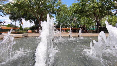 Fuente-De-Agua-Al-Aire-Libre-En-Cámara-Lenta