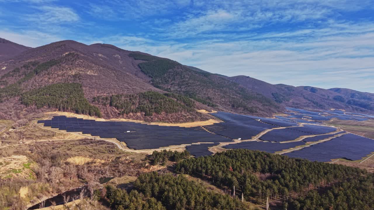 Stor solcellsanläggning på en bergssluttning i ett landsbygdsområde