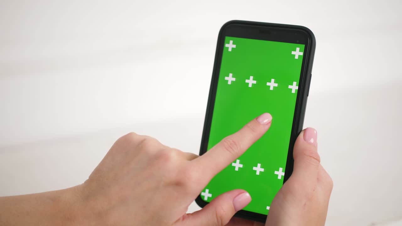 광고에 대한 응용 프로그램에서 슬라이딩 녹색 화면은 크로마 키 전화 표면을 모방합니다.