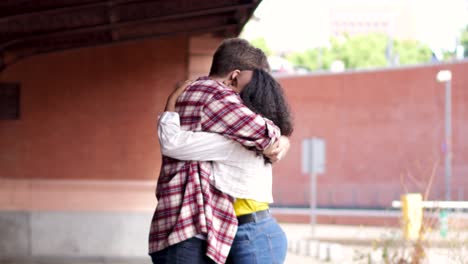 Pareja-Joven-Abrazada-Cerca-De-La-Estación