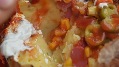 patatas al horno cargadas con ingredientes