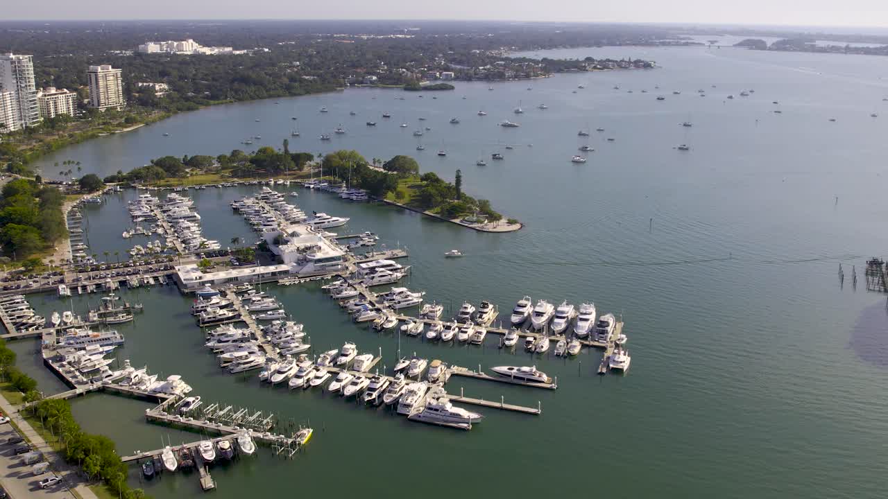 vista aérea de la marina de sarasota, el parque bayfront y los barcos en el agua, florida