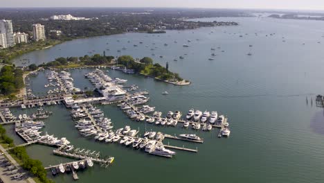 Vista-Aérea-Del-Puerto-Deportivo-De-Sarasota,-El-Parque-Frente-A-La-Bahía-Y-Los-Barcos-En-El-Agua,-Florida