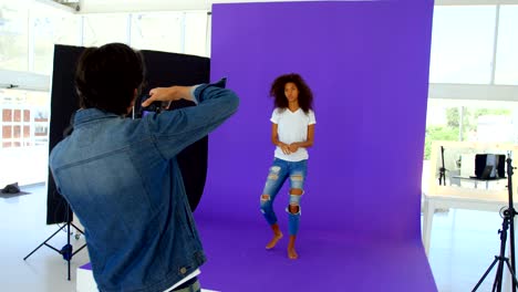modelo posando para una sesión de fotos en el estudio 4k